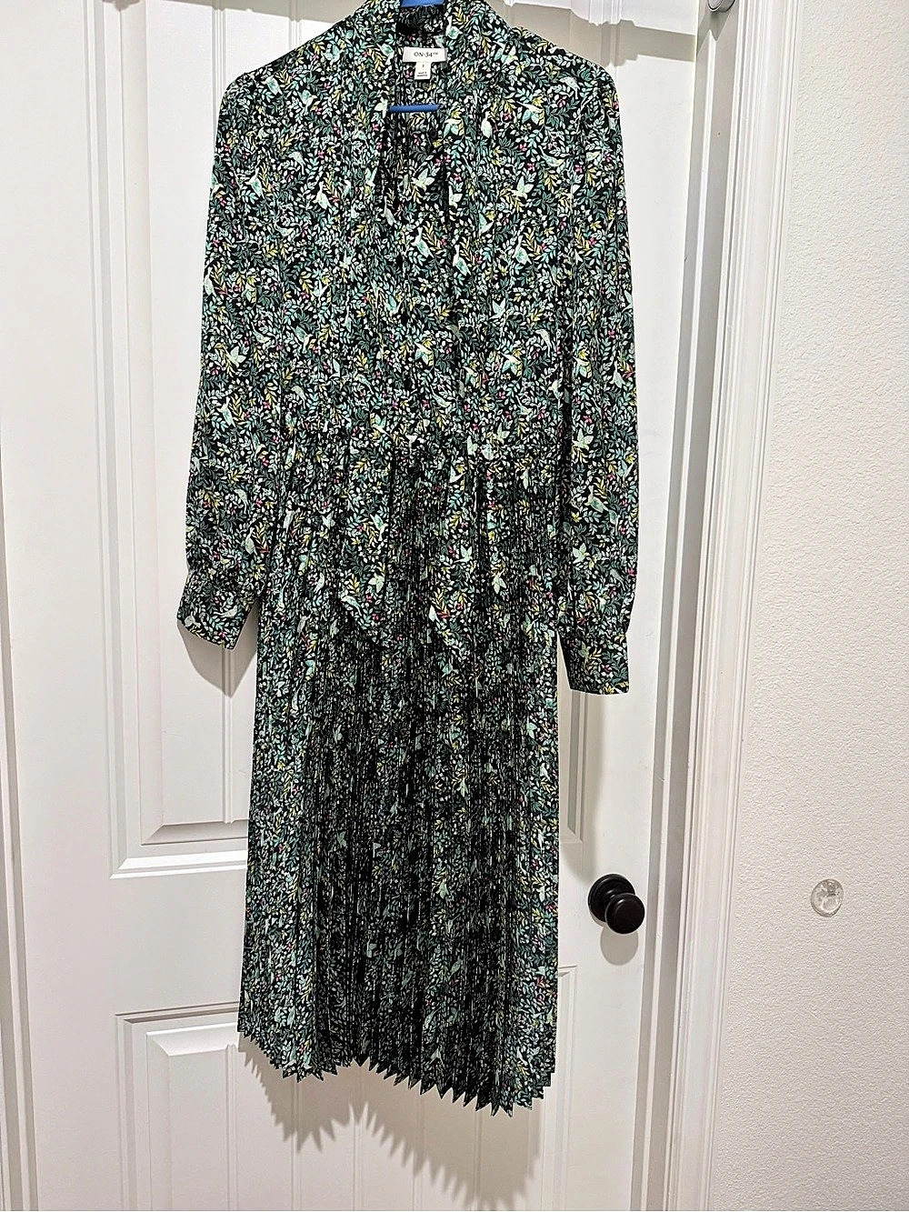 ON-34TH Floral Pleated Midi Dress in Green Size Medium Like New
